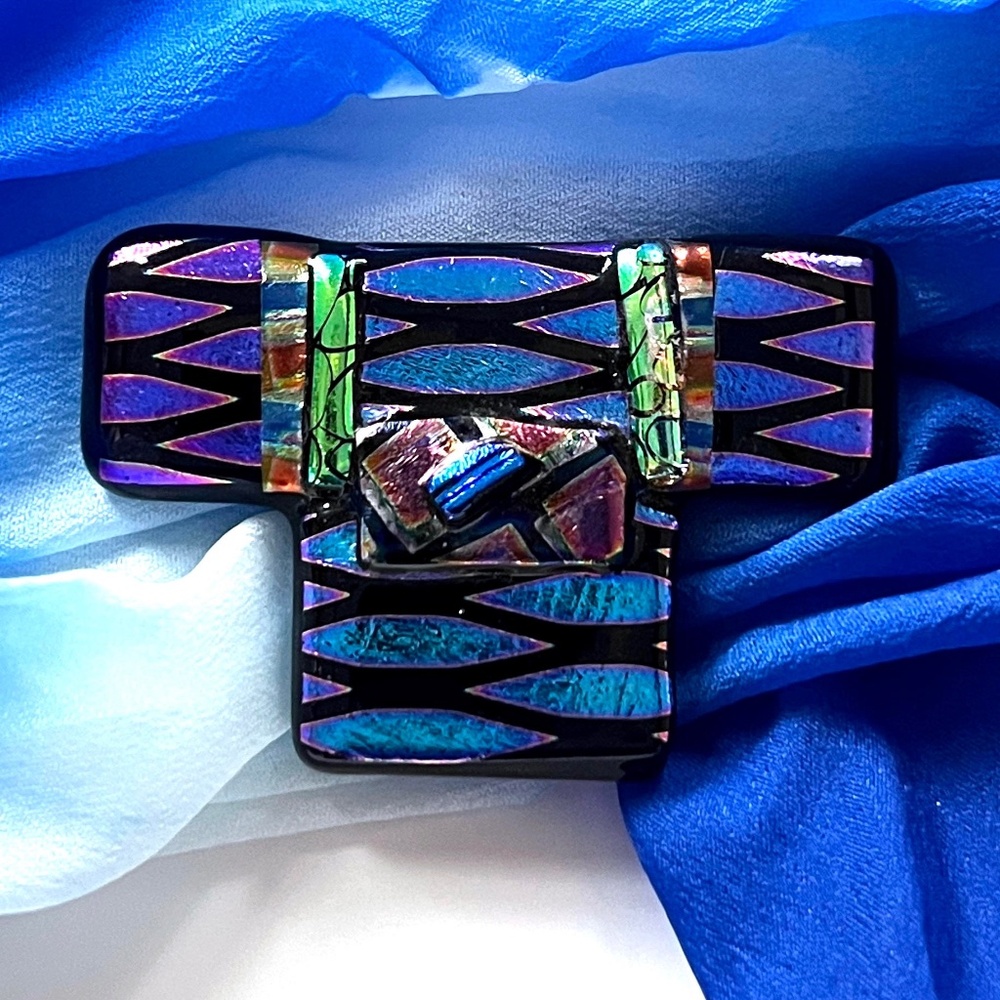 Kimono Brooch - Richly patterned dichroic fused glass Jewelry - Picture 2 of 8